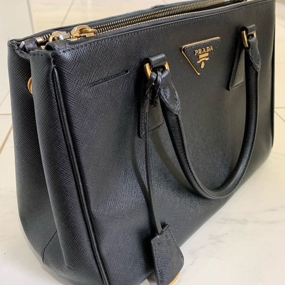 Saffiano Leather Prada Galleria Bag in Black - Picture 2 of 16